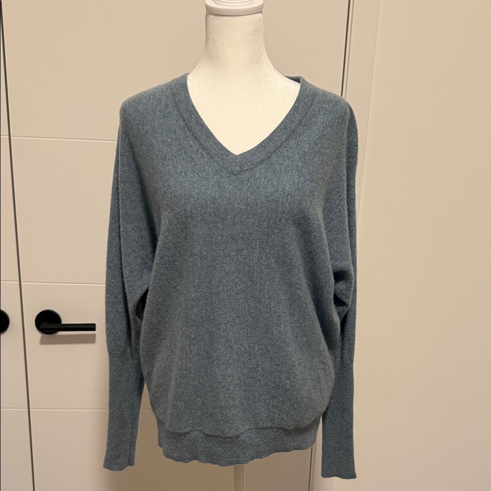 Garnet Hill Women's Cashmere V-Neck Sweater in Arctic Heather